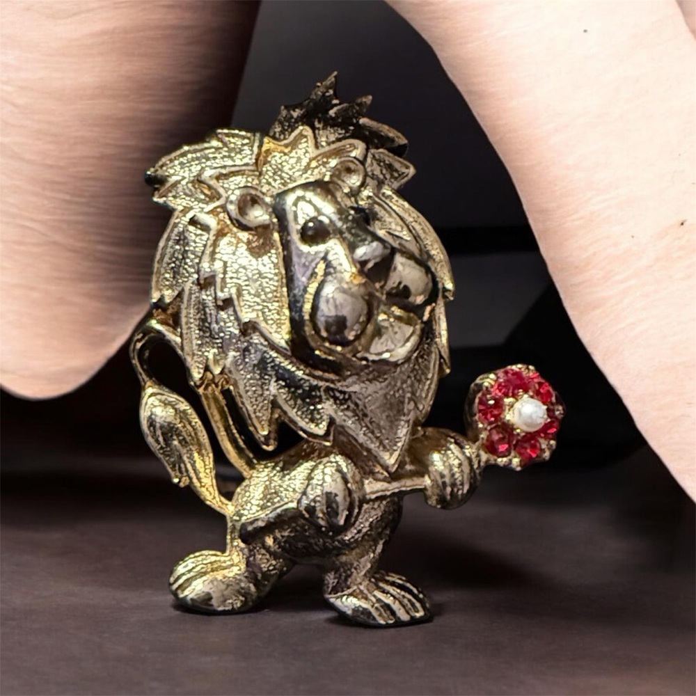 Vintage Gerrys Lion with Flower Goldtone Rhinestone Leo Brooch